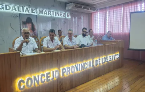 Ministro de la Presidencia y CONADES se reúnen con autoridades locales en Los Santos