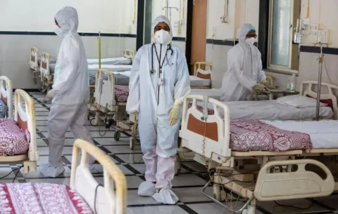 La India activa alertas hospitalarias tras un repunte de 1,000 nuevos casos de covid-19