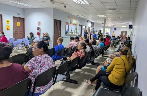 Huelga médica no surte efecto, pero sigue la amenaza de paro