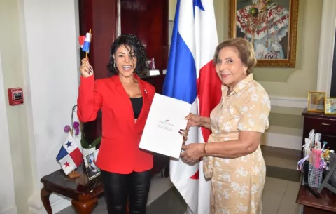 Demphra adquirió la ciudadanía panameña