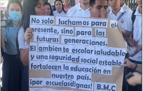 Estudiantes del Colegio Beatriz Miranda de Cabal protestan por casos de encefalitis viral