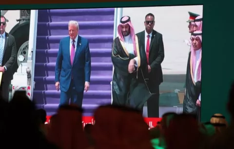 Trump aterriza en Riad en su primera gira internacional a Oriente Medio