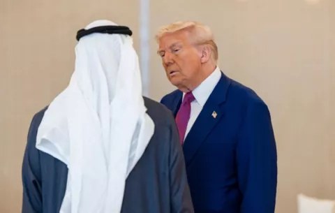 Trump regresa con 'billones' en negocio de su gira al Golfo, pero con nudos diplomáticos