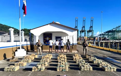 Decomisan unos 647 paquetes de presunta droga al sur de Punta Coco