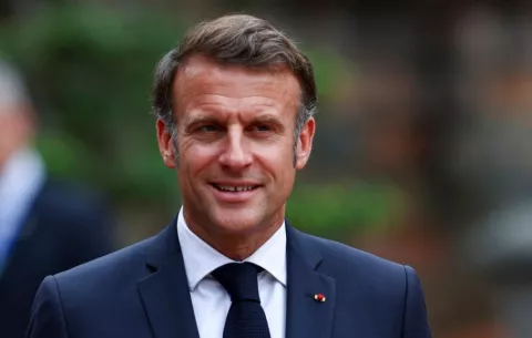 Macron reacciona tras video viral y aclara que estaba 'bromeando con su esposa'