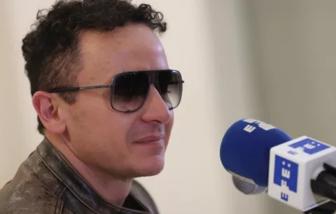 Fonseca se une a su ídolo Rubén Blades en 'Nunca me fui', una reflexión sobre migración