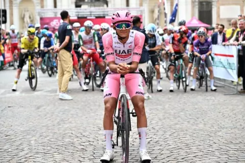 Olav Kooij gana etapa; Del Toro sigue con la 'Maglia Rosa' en el Giro