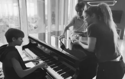 Los hijos de Shakira y Piqué debutan en la música con el tema 'The One'