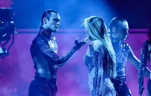 Besos de Jennifer López en los AMAs: ¿arte o escándalo?