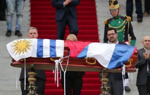 Tras dos emotivas jornadas, finaliza el velatorio de José Mujica