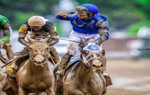 El jinete darienita Luis Sáez conquista el Longines Kentucky Oaks