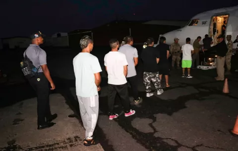 Deportan a 81 migrantes irregulares extracontinentales a sus países de origen