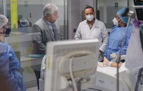  Presidente visita a menor que recibió una pedrada durante protestas