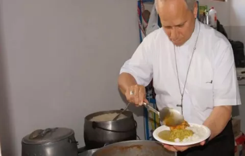 La simbólica historia detrás de la foto de Prevost sirviendo comida peruana antes de ser León XIV