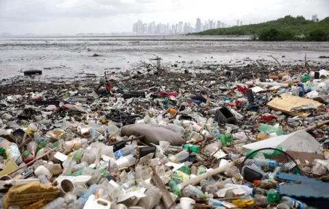 Panamá presenta un plan que puede reducir en un 67 % la contaminación por plásticos a 2040