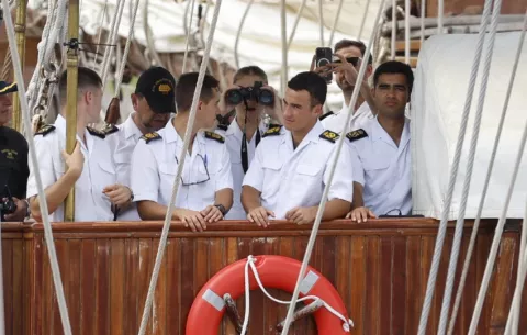 Elcano, con la princesa a bordo, atraviesa el Canal de Panamá