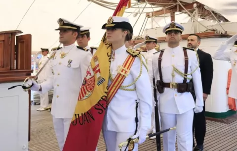 La princesa Leonor, abanderada en la jura de bandera en el Juan Sebastián Elcano en Cartagena