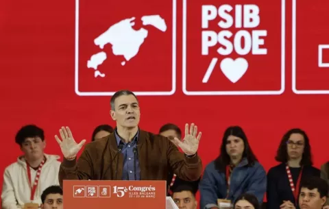 El PSOE sigue liderando la estimación de voto y amplía distancia con el PP tras el apagón