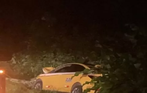 Taxi se estrella contra un poste y deja a oscuras a la comunidad de Escobal
