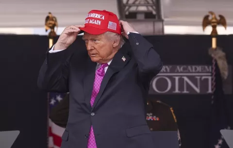 Trump dice que 'ojalá' los tribunales le permitan continuar con expulsiones de migrantes