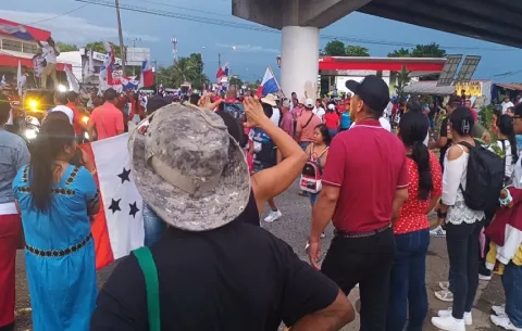 Varios miembros de los grupos originarios fueron detenidos por cerrar la vía Interamericana