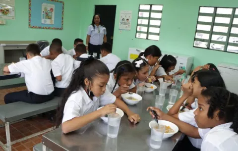 Mulino ordena suspender licitación de alimentos para almuerzos escolares del Meduca