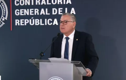 Contralor anuncia suspensión de salario a 15,000 docentes en paro