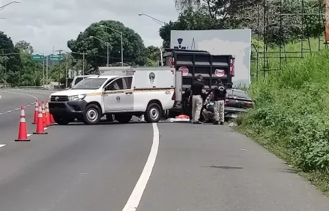 Padre e hija pierden la vida al colisionar con un camión en la autopista Arraiján-La Chorrera