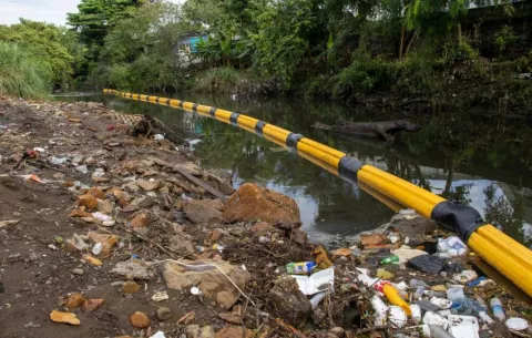 Marea Verde y The Ocean Cleanup instalan barrera flotante en el río Río Abajo 