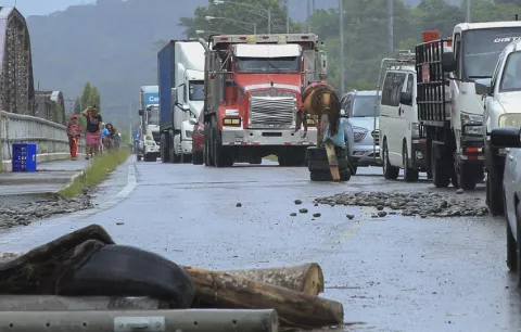 Pese a ‘Operación Omega’ persisten los cierres de vías en Bocas del Toro y enfrentamientos en Chiriquí