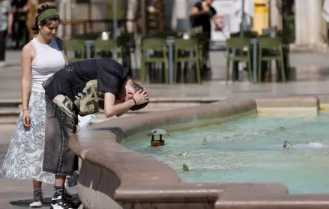 El calor extremo sofoca a Europa y afecta a escuelas, viajes, torneos y urgencias