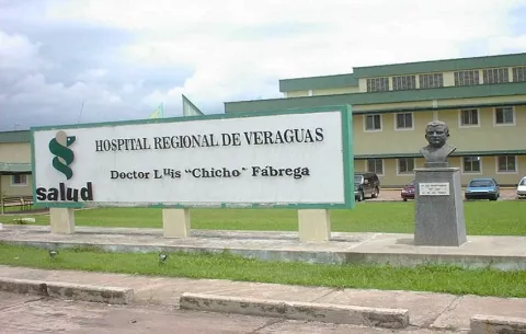 Investigan a joven que se hacía pasar por médico en el Hospital 'Chicho' Fábrega en Veraguas