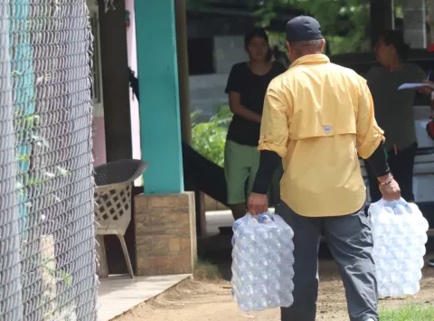 Reinician distribución de agua potable embotellada en sectores más afectados de Chitré