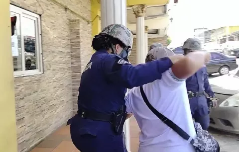 Aprehenden a nueve docentes durante una protesta en la regional del Meduca en La Chorrera