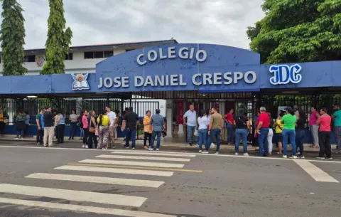 Padres de familia del José Daniel Crespo exigen retorno inmediato a clases 