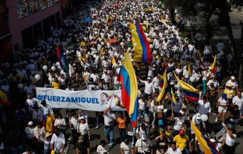 En la multitudinaria 'Marcha del silencio', los colombianos gritaron contra la violencia