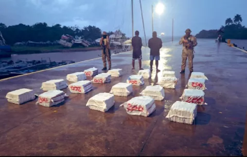 Incautan 500 paquetes de droga al norte de Isla Grande hay dos personas detenidas