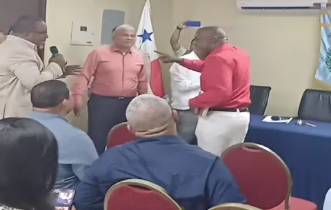Tensión y gritos en el Concejo Municipal de Colón por elección de nueva junta directiva