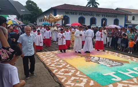 Jóvenes veragüenses retoman la  tradicional celebración del Corpus Christi