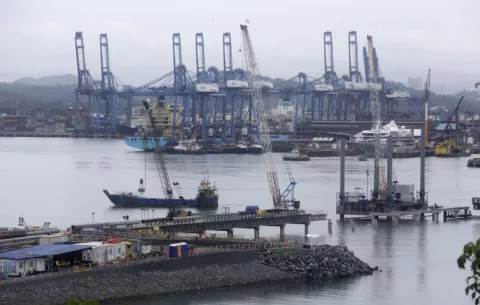 Ministro del MOP presenta denuncia por sobrecosto en proyecto del Cuarto Puente sobre el Canal 