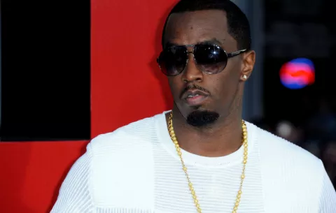 Exnovia de Diddy testifica que recibió $150,000 en un 'contrato de amor'