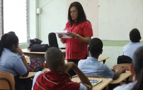 Los padres de familia respaldan contratación de nuevos docentes