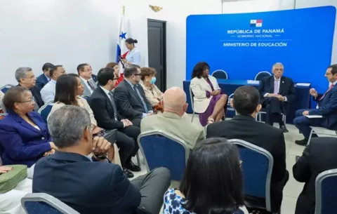 Contraloría y Meduca revisan situación de docentes con licencia sin sueldo y anuncian rectificaciones