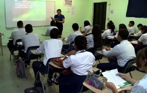 ¿Cuánto le cuesta un estudiante de escuela oficial al Estado?