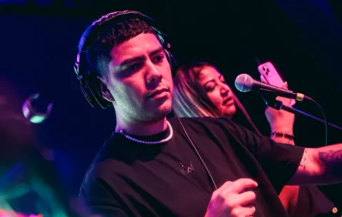 'Vestido Rojo', con el sello creativo de Faster, lidera el Latin Airplay de Billboard