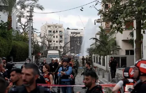 Israel se retracta y niega que quiera dañar a civiles iraníes mientras Teherán denuncia la muerte de 45 mujeres y niños