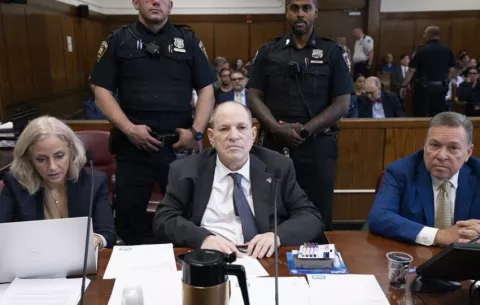 Fiscalía pide a jurado mirar 'pruebas concluyentes' contra Harvey Weinstein antes del veredicto