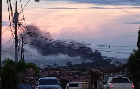 Vecinos de Playa Chiquita denuncian graves afectaciones por quema clandestina de neumáticos