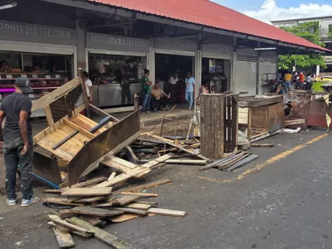 Recuperan espacios públicos en el mercado municipal de Colón
