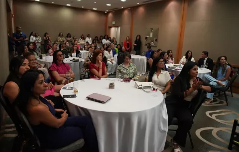 Mujeres líderes de la industria minera comparten inspiradoras experiencias en  cóctel de Women in Mining